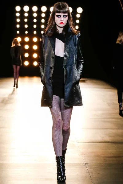 Look 16